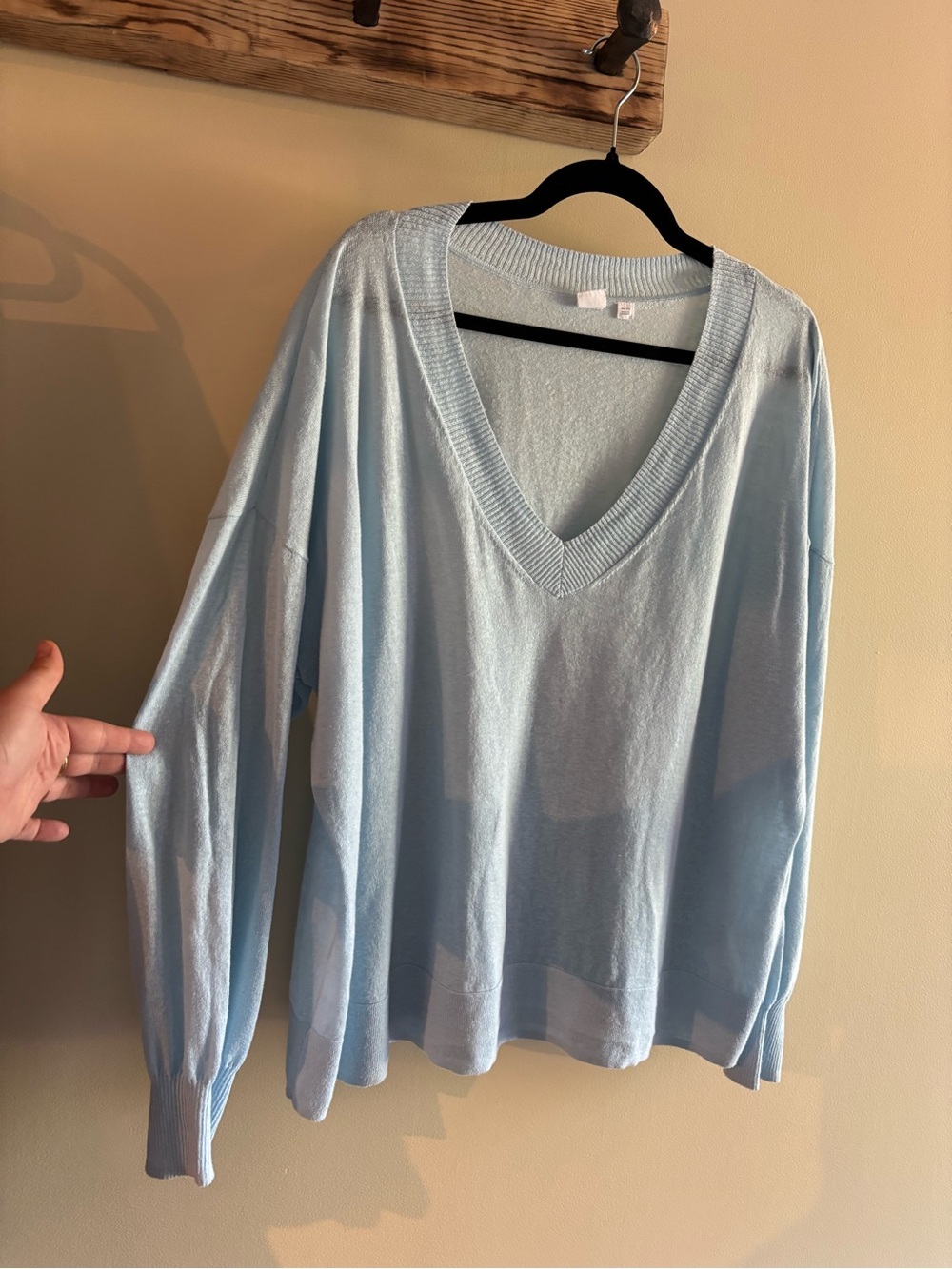 58.) GAP / Linen Blend / Light Blue / V-Neck Sweater / Lightweight
